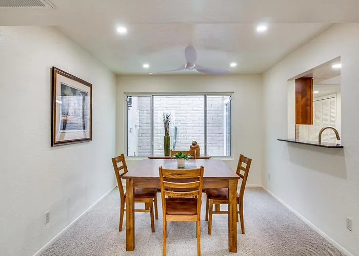 Townhome W/ Mountain View, Pool Access! Holiday home *