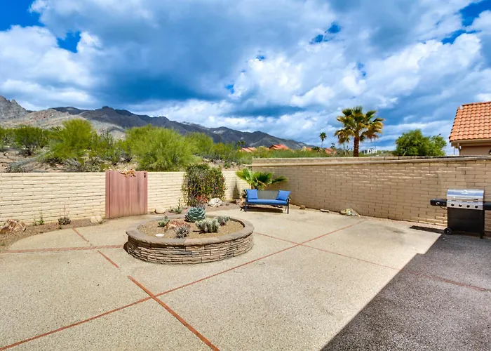 Townhome W/ Mountain View, Pool Access! Holiday home Tucson