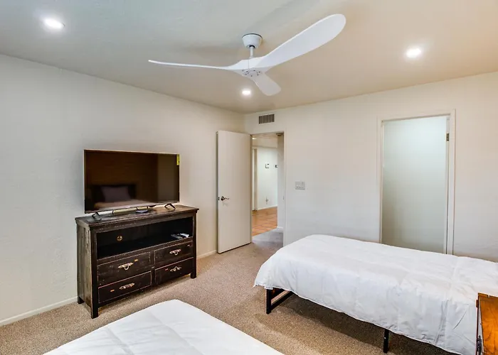 Townhome W/ Mountain View, Pool Access!