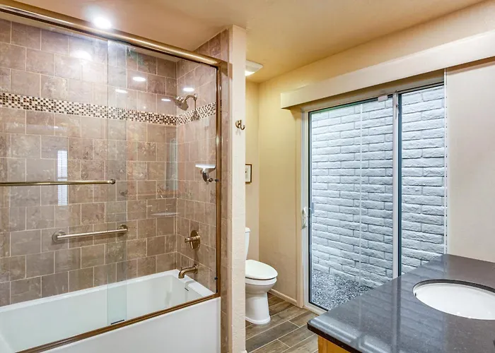 Townhome W/ Mountain View, Pool Access! Tucson