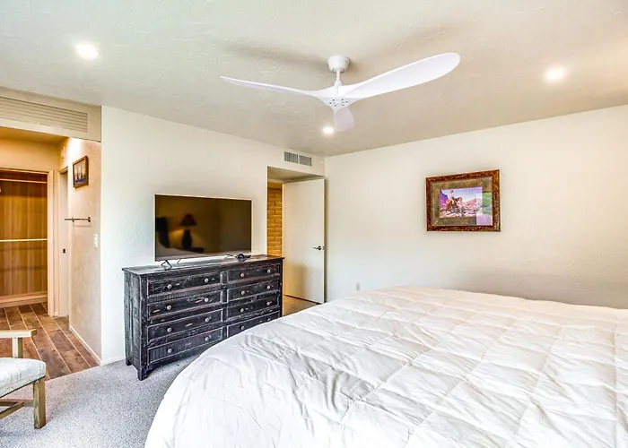 Townhome W/ Mountain View, Pool Access!
